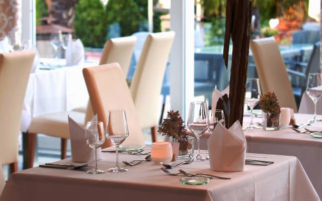 Stilvoll eingedeckter Restauranttisch
